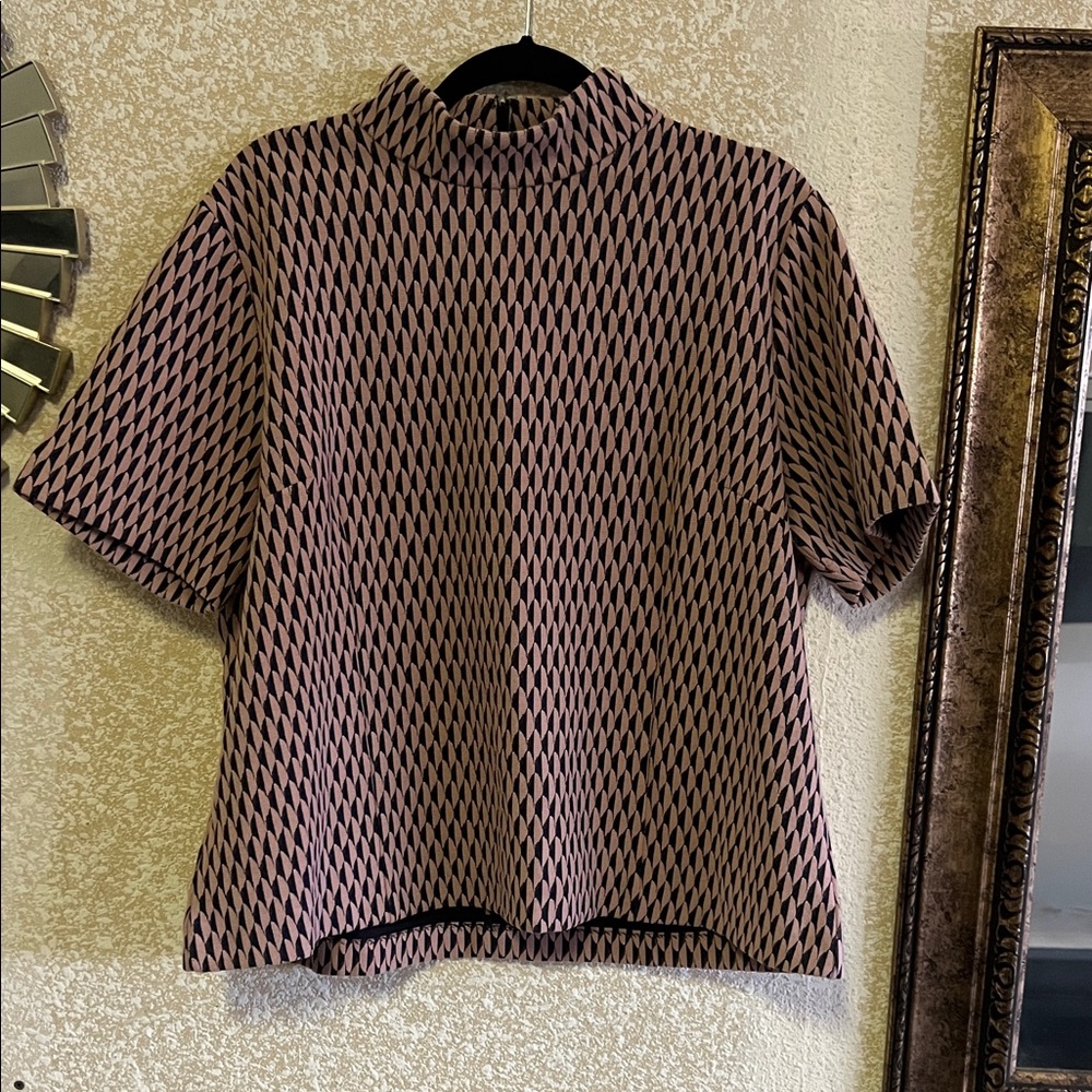 Ann Taylor Black and Cream Short Sleeve Top